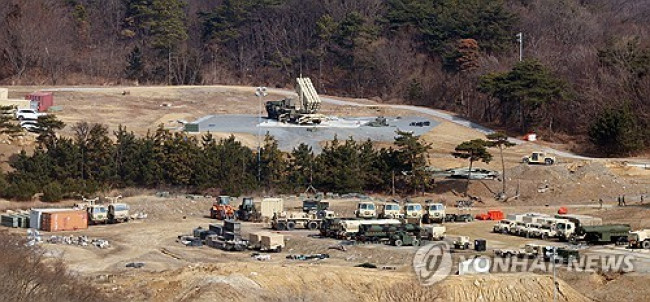 하늘 향한 사드 기지의 방공무기 발사대