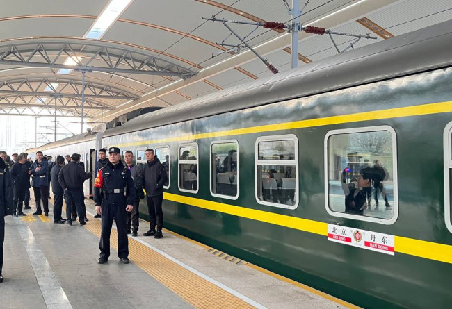 12일 북한 평양으로 향하는 북중 여객열차