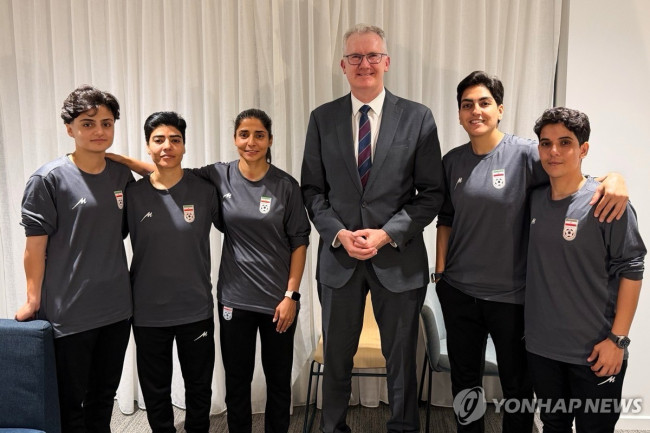 호주 망명 선택한 이란 여자축구대표팀 선수 5명과 토니 버크 호주 내무부 장관
