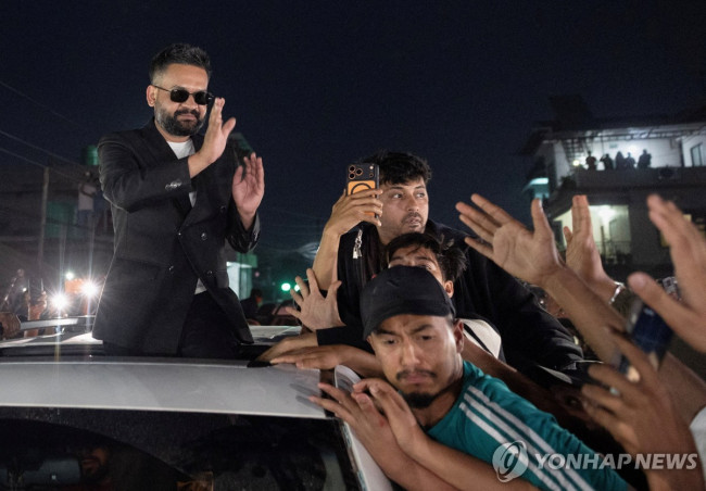 당선 축하에 답하는 네팔 발렌드라 샤 총리 후보