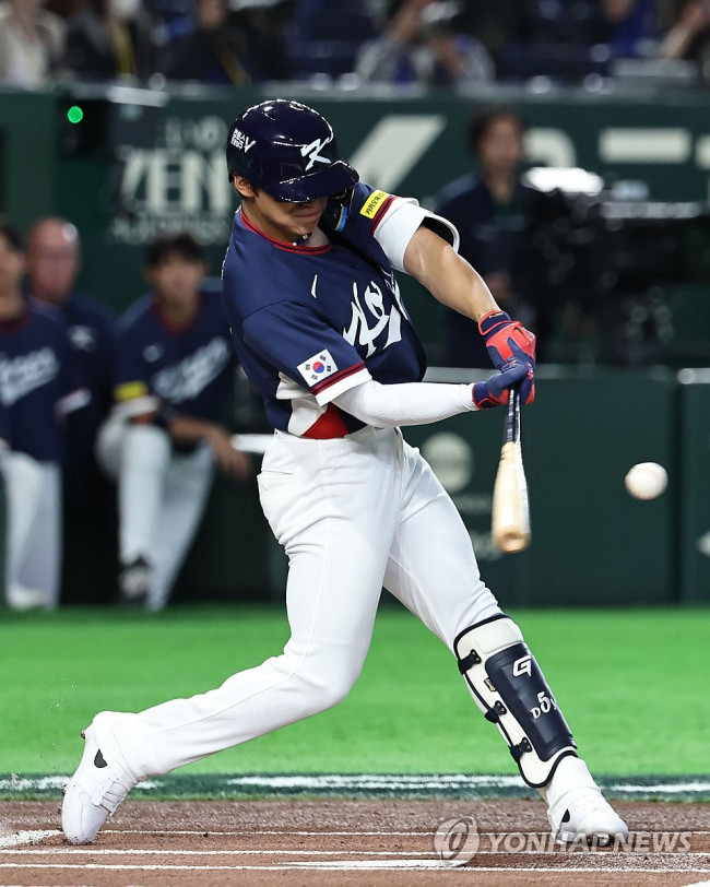 첫 타석부터 안타 치는 한국 김도영