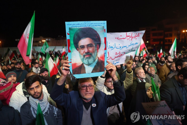 휴전 발표 이후 거리로 나선 이란인들