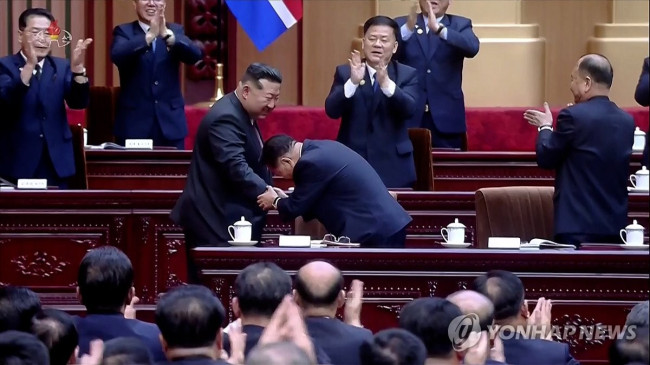 김정은에 허리 숙여 인사하는 최룡해