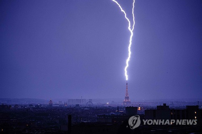 27일 밤 번개 맞은 에펠탑