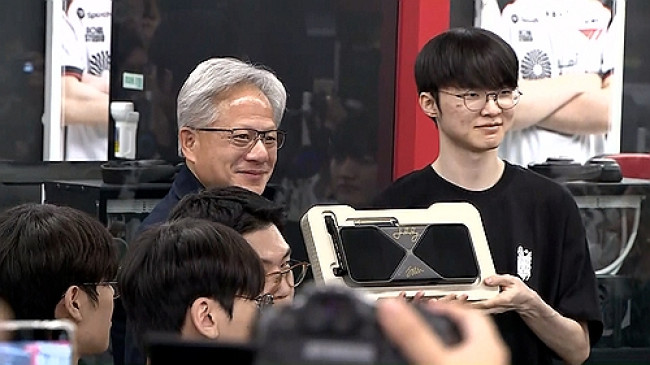 PC방 찾은 젠슨 황 