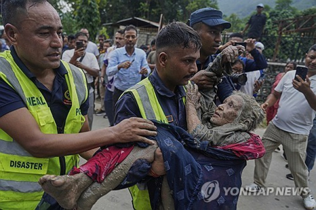 '대홍수' 네팔 바그마티주 누와코트서 구조된 생존자