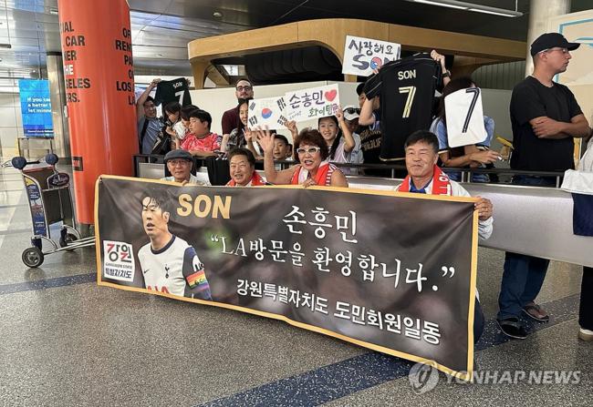 LA 공항에서 손흥민 기다리는 팬들