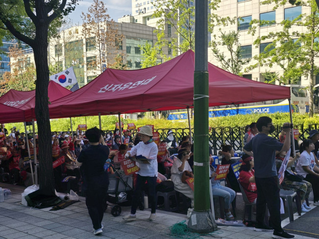 서울중앙지법 인근에서 집회하는 김 여사 지지자들