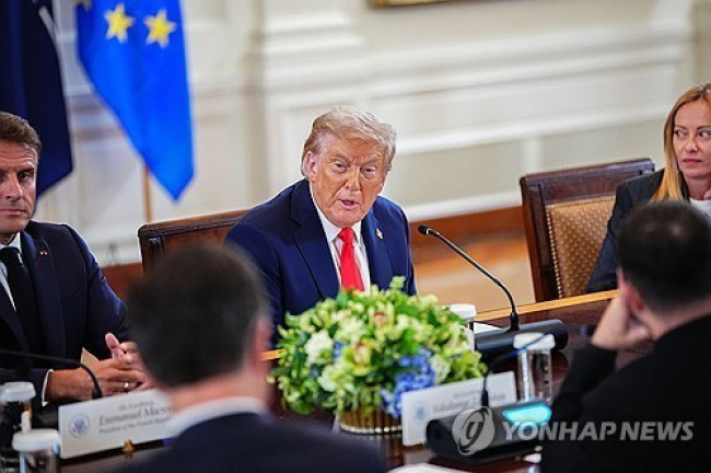 '우크라 종전' 논의 다자회담서 발언하는 트럼프(가운데)