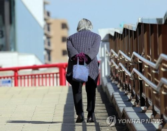 도쿄에서 홀로 걷는 노인(기사 내용과 직접적인 관계 없음)