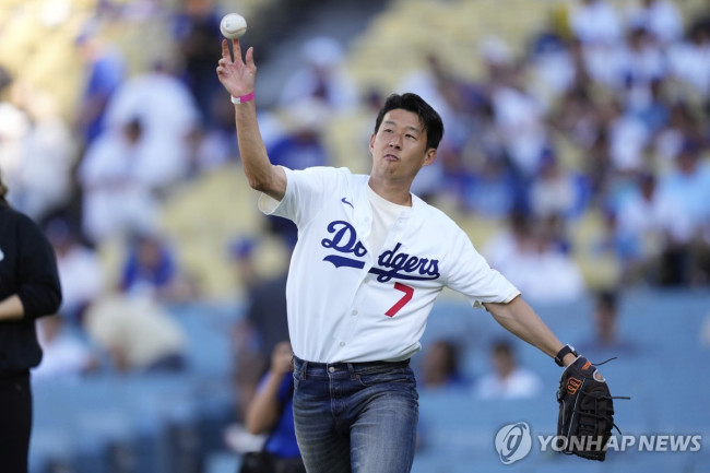 27일(현지시간) LA 다저스 홈경기서 시구하는 손흥민 