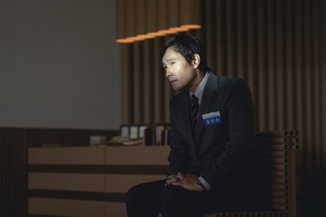 영화 '어쩔수가없다' 속 배우 이병헌
