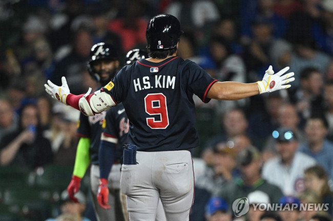 홈에 돌아온 뒤 동료 축하를 받는 김하성
