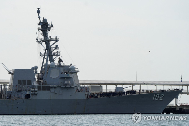 파나마 운하 통과하는 미 해군 함정