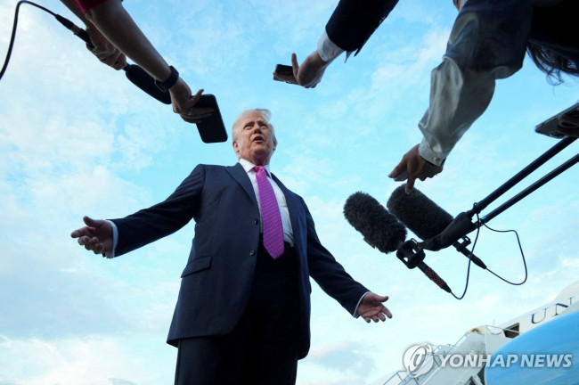 기자들 질문받는 트럼프 대통령
