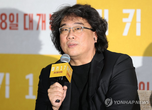 질문에 답하는 봉준호 감독