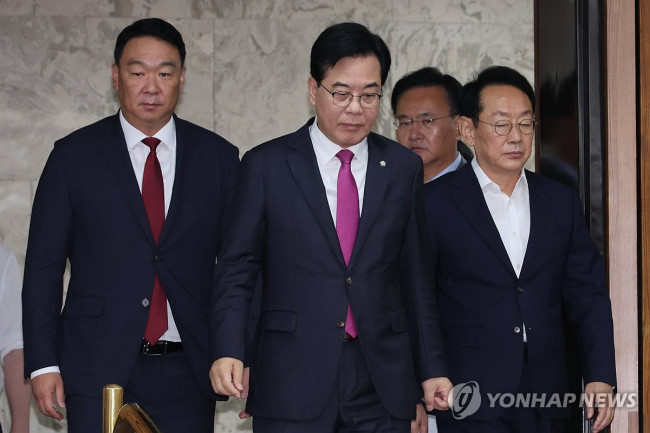 원내대책회의 참석하는 국민의힘 원내지도부