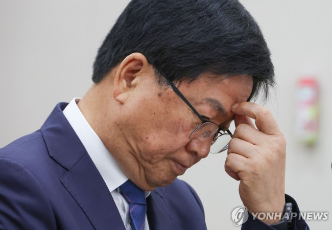 이마 만지는 최교진 후보자
