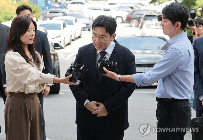 '부정거래 의혹' 방시혁 의장, 경찰 출석