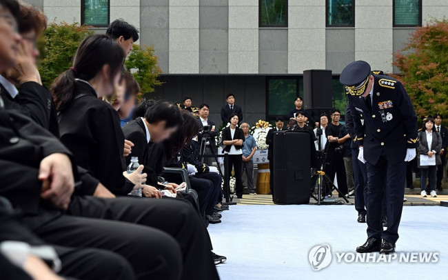 고개 숙인 김용진 해양경찰청장