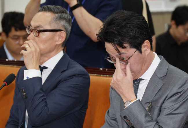 국회 온 조좌진 롯데카드 대표와 윤종하 MBK파트너스 부회장