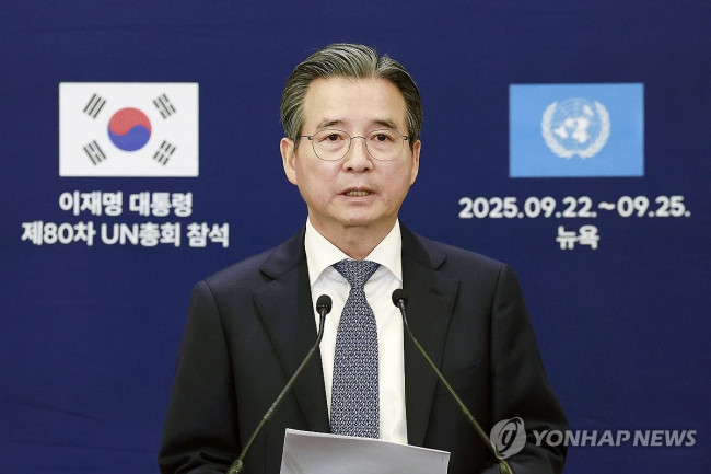 브리핑하는 김용범 정책실장