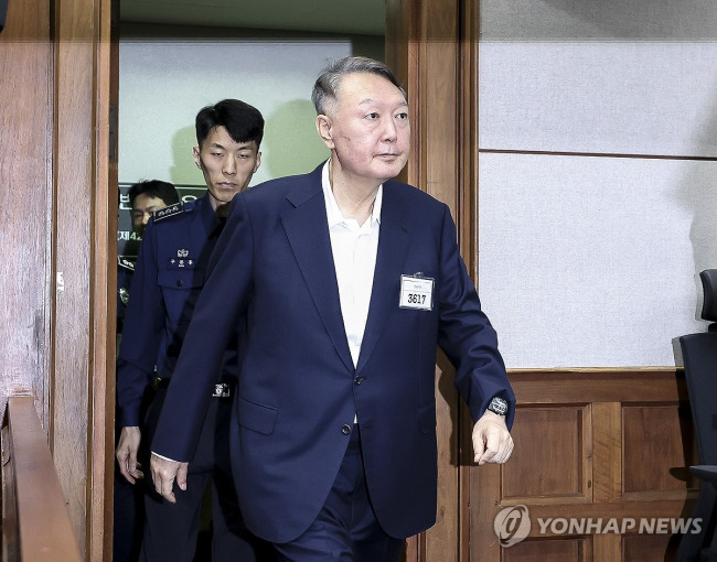 법정 들어서는 윤석열