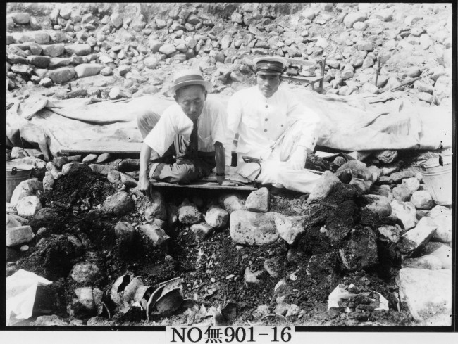 1926년 경주 서봉총 금관 출토 당시 모습