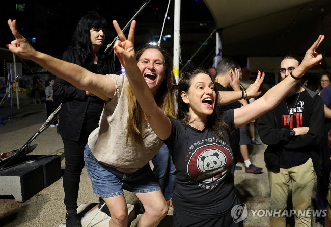 이스라엘·하마스 1단계 휴전협상 합의에 기뻐하는 이스라엘 국민들