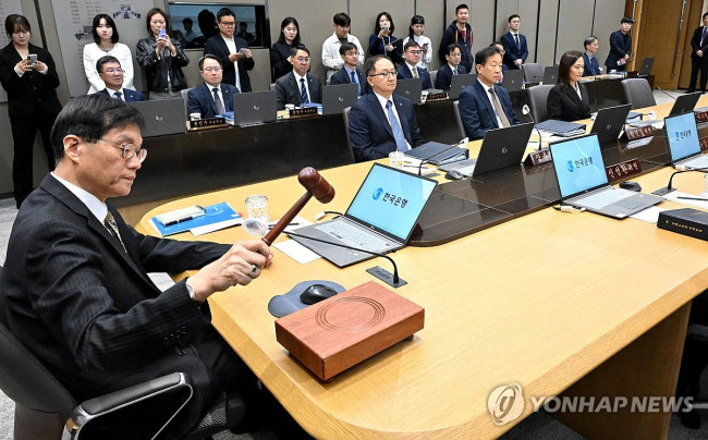 금통위 본회의서 의사봉 두드리는 이창용 한국은행 총재