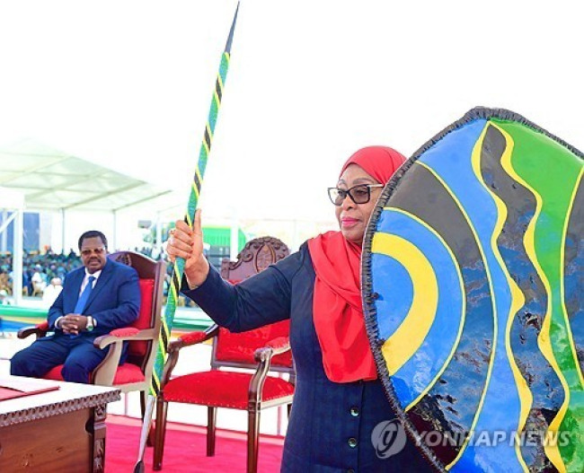 3일(현지시간) 취임식에서 방패와 검을 든 사미아 술루후 하산 탄자니아 대통령