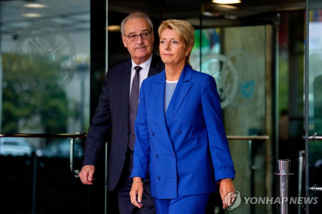 미국 국무부 방문하고 빈손으로 나오는 카린 켈러주터 스위스 대통령(오른쪽)과 기 파르믈랭 경제장관 