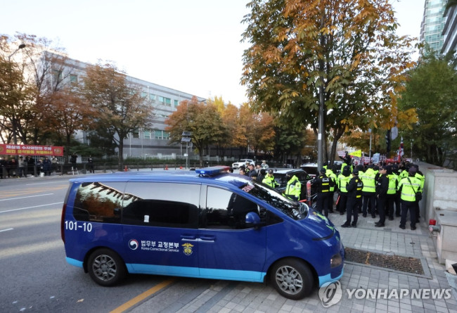 해병특검 들어서는 호송차