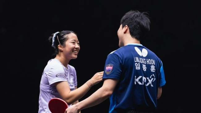 임종훈과 대화하는 신유빈(왼쪽)