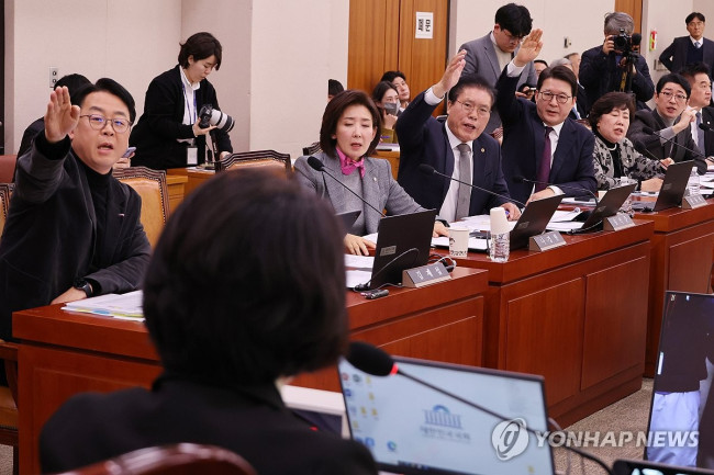 발언기회 요청하는 국민의힘 의원들