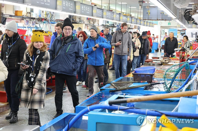 부산 자갈치시장 찾은 외국인 관광객