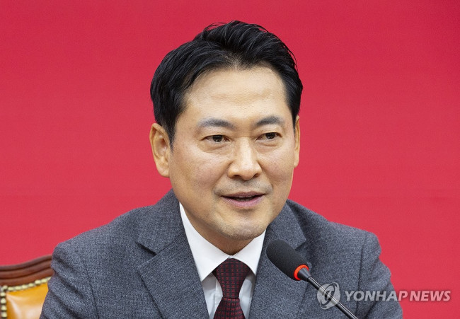 주한 미 대사 대리에게 인사말 하는 장동혁 대표