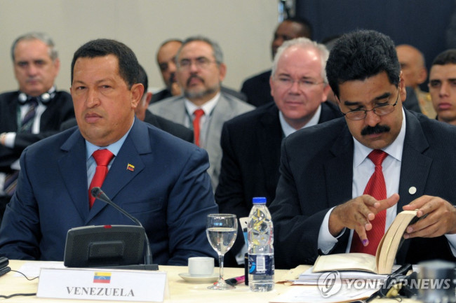 2010년 당시 우고 차베스 베네수엘라 대통령(왼쪽)과 마두로 외교부 장관