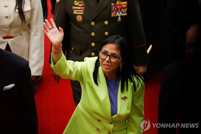 15일(현지시간) 국정연설을 위해 베네수엘라 국회 찾은 델시 로드리게스 임시 대통령