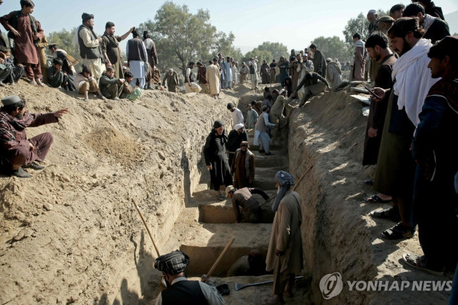 파키스탄, 아프간 7곳 공습…주민 최소 18명 사망