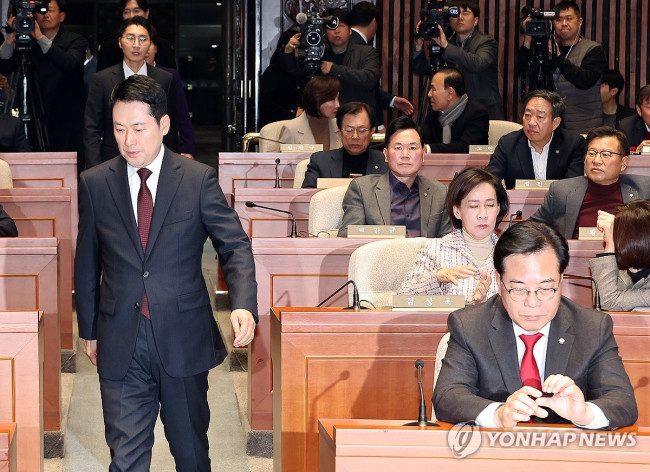 국민의힘 의원총회 입장하는 장동혁 대표