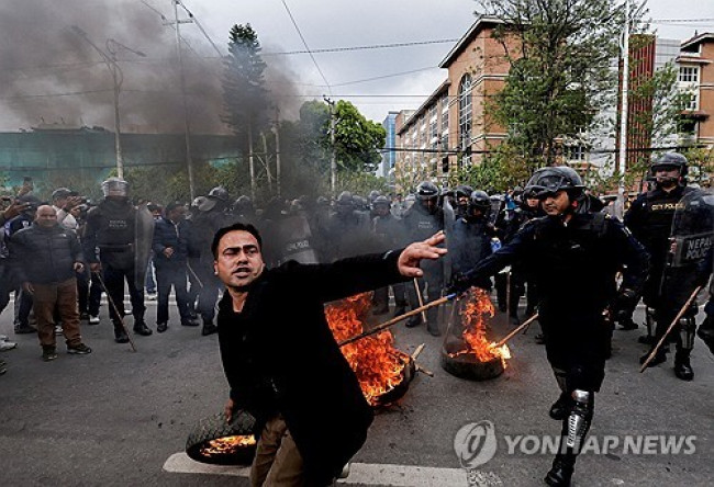 올리 전 체포에 항의하는 지지자들