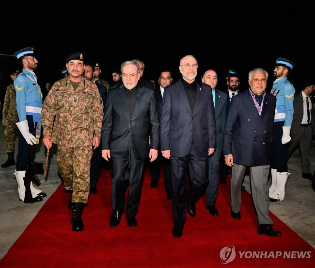 미국과 휴전 협상 위해 지난 10일 파키스탄에 도착한 이란 대표단의 모습