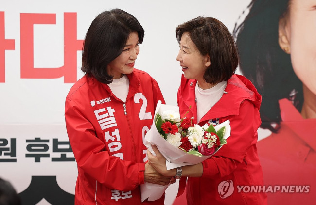 이진숙에게 꽃다발 건네는 나경원