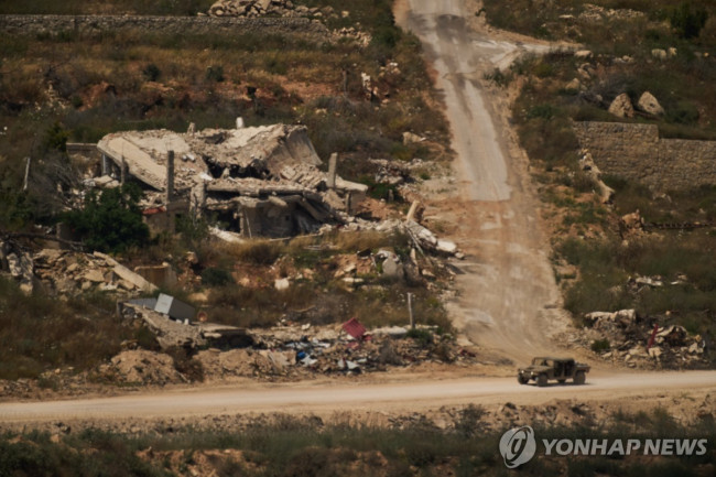 레바논 남부 지역을 이동중인 이스라엘 군용 차량의 모습