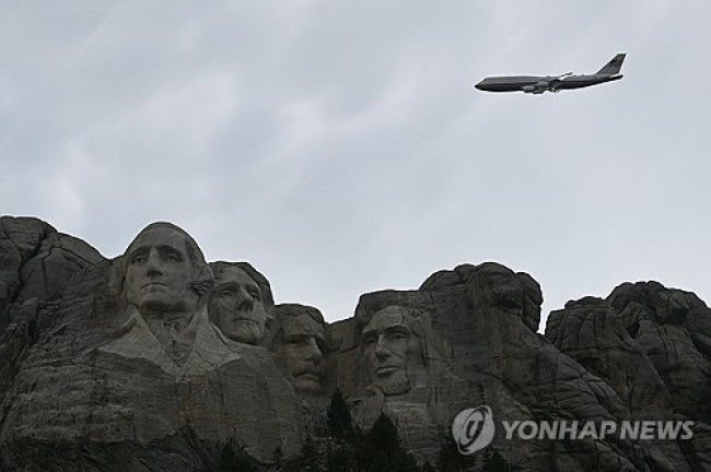 미국 전직 대통령의 두상이 새겨진 러시모어산 위를 비행하는 트럼프 전용기