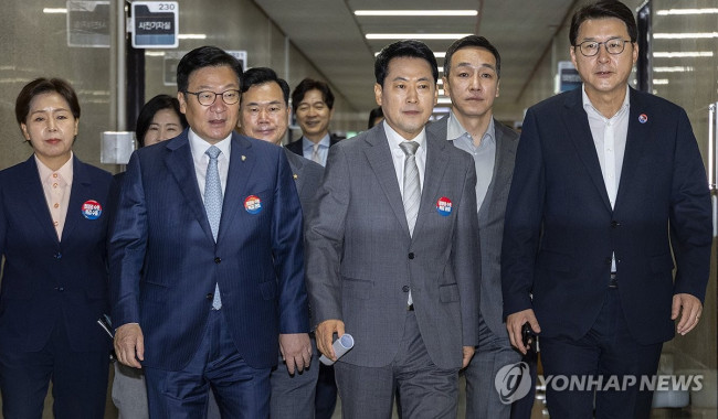 최고위원회의 향하는 국민의힘 지도부