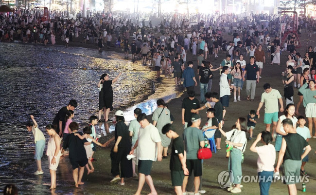드론쇼 즐기고 더위 식히는 피서객들