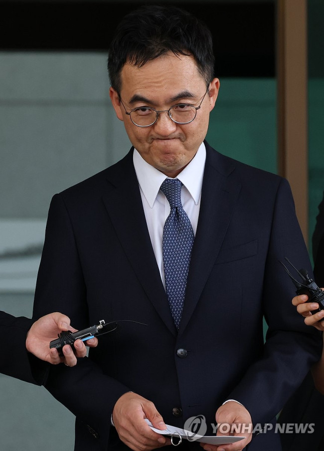 굳은 표정의 검찰총장 직무대행