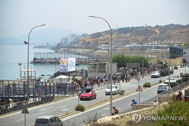 모로코와 국경 쪽으로 걸어가는 이주민들